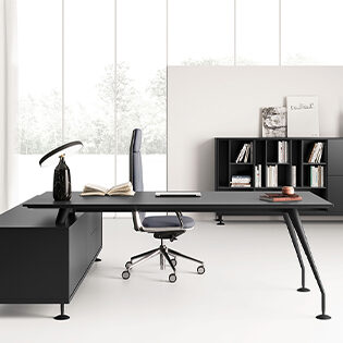 trendy scrivania direzionale con piano e mobile di servizio neri con inserto bianco e gambe alluminio nero